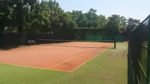 Teren de tenis pe zgură unde au loc antrenamentele pentru copii și juniori